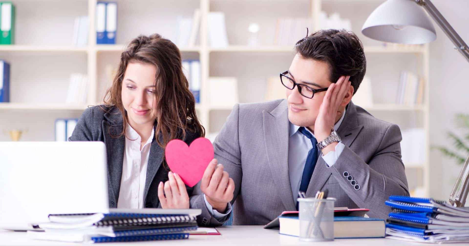ผลสำรวจเผย พนักงาน 75% มองว่าความรักในที่ทำงานอาจทำให้เกิดการเลือกที่รักมักที่ชัง
